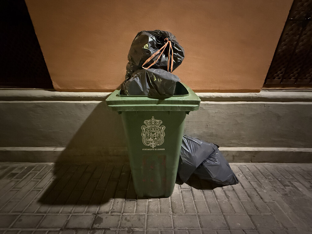 Estoy espiando lo que pasa con mi contenedor de basura. Es la solución para no recibir multas y no volverme loco cada mañana