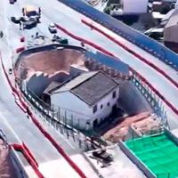 Le ofrecieron casi 200.000 euros por su casa, los rechazó y acabó viviendo atrapado en una autopista. En España sería ciencia ficción