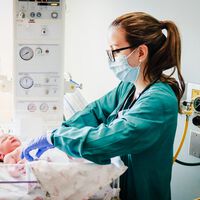 España tiene tan buenas enfermeras que las exporta a otros países. El problema es que la sanidad pública necesita a 100.000