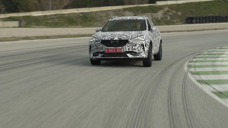 CUPRA Formentor: el SUV híbrido enchufable se pone a punto en este vídeo rodando en circuito con Jordi Gené al volante