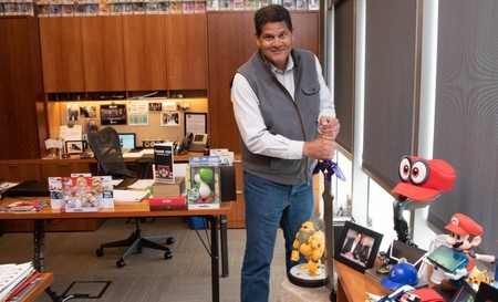 Internet se sale con la suya: 23.000 fans (y sus firmas) le consiguen a Reggie Fils-Aime una nueva silla de trabajo