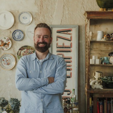 Guille García-Hoz, decorador y ceramista: "Tenemos que dejar de pensar en la paredes como algo bidiminsional, gracias a la cerámica podemos aportarle muchísima riqueza dotándolas de volumen"