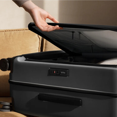 La maleta Xiaomi con tapa frontal y su disposición interior que plantea otra forma de hacer el equipaje