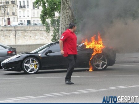 Ferrari 458 Italia incendiado