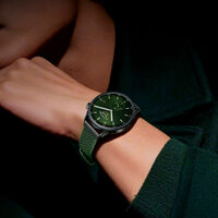 El CEO de Xiaomi puede elegir llevar el smartwatch que quiera, pero este es el afortunado: la fibra de carbono y la correa de seda han ganado la partida  