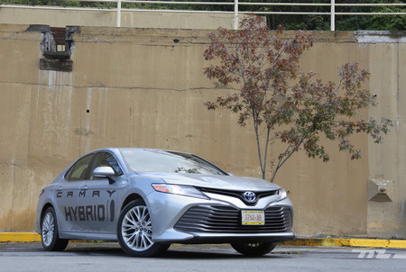 Manejamos el Toyota Camry Hybrid, adiós al mito sobre autos híbridos simples y desabridos