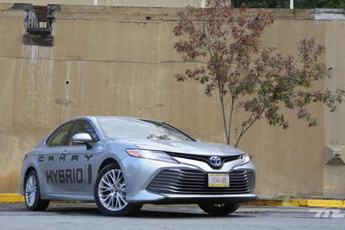 Manejamos el Toyota Camry Hybrid, adiós al mito sobre autos híbridos simples y desabridos