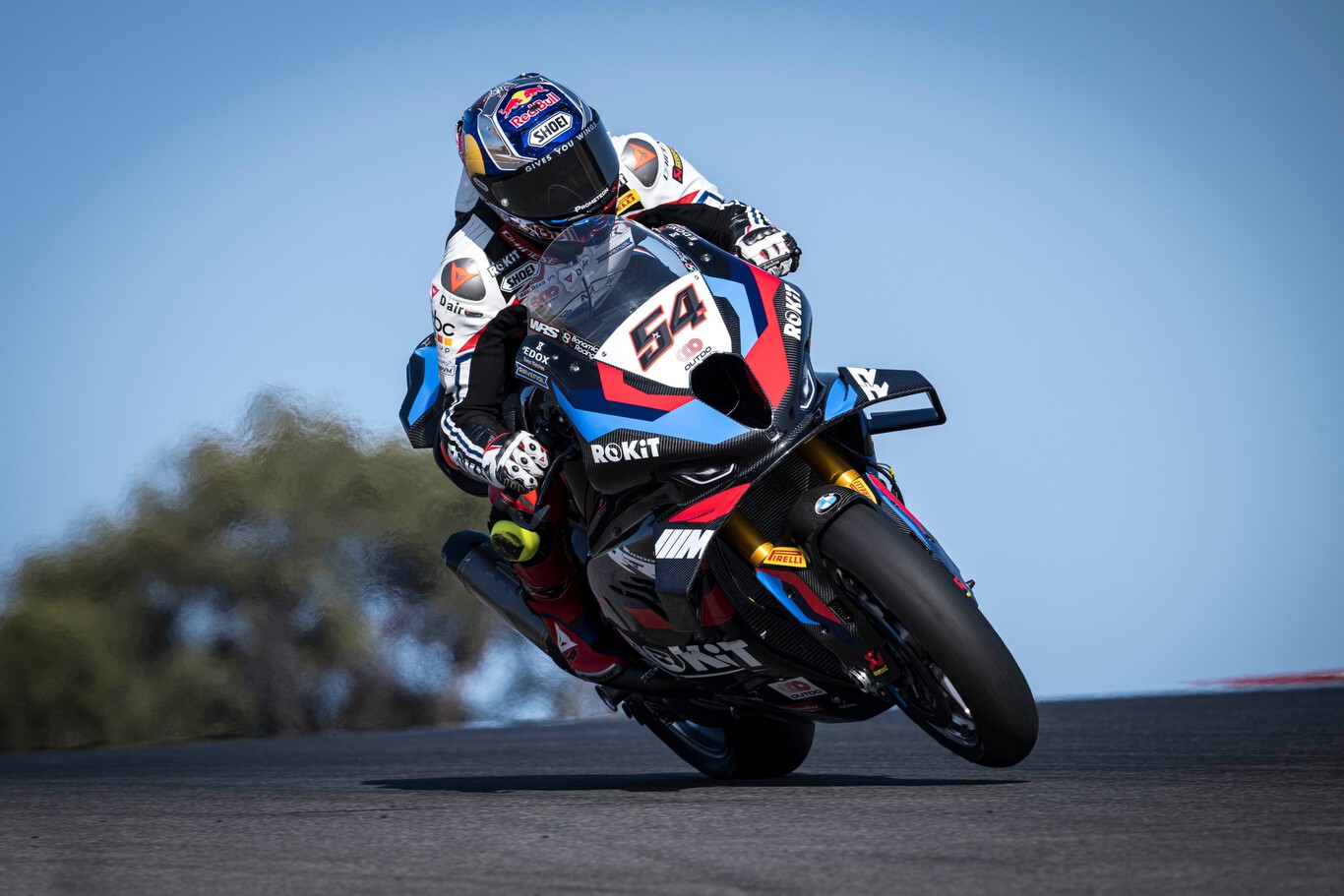 Nadie le corta las alas a Toprak Razgatlioglu. Prolonga su racha de victorias gracias a una caída de Álvaro Bautista 