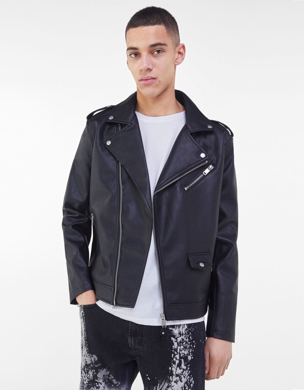 Cazadora tipo biker efecto piel de Bershka