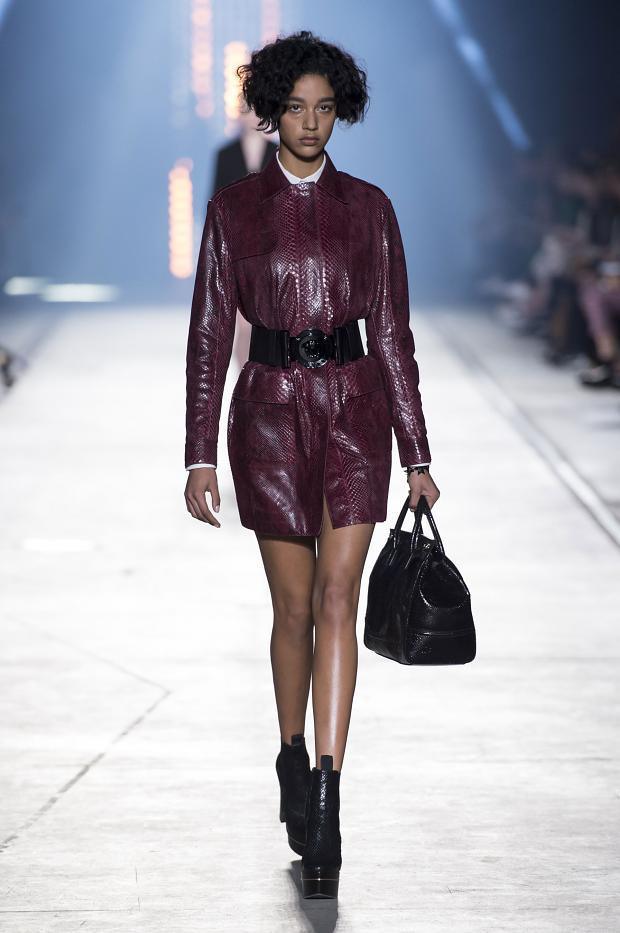 Foto de Versace Primavera-Verano 2016: un desfile no apto para cardiacos (27/55)