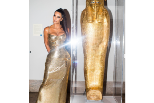 Kim Kardashian ao lado de sarcófago. Créditos:  Instagram/landonnordeman