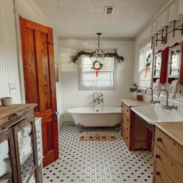 Reformas sin obras: estos son los suelos que triunfarán en 2026 para renovar el baño sin levantar una mota de polvo