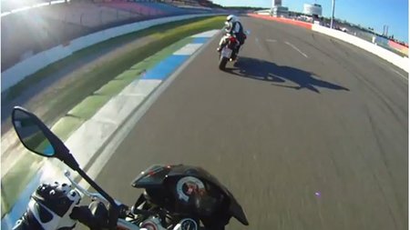 Stefan Bradl y Alex Hofmann pasándoselo en grande, ¡da gusto verles!