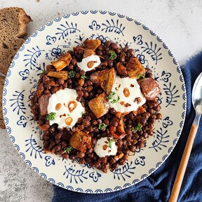 Garbanzos con berenjena asada y salsa de yogur, una receta vegetal y saludable llena de aromas exóticos 