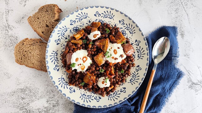 Garbanzos con berenjena asada y salsa de yogur, una receta vegetal y saludable llena de aromas exóticos