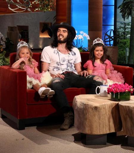 Que no Russell Brand, que no te quedan bien dos crías ni aunque lo intentes