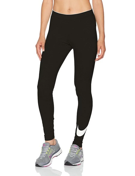 Los leggings deportivos Nike  Club Swoosh en color negro están disponibles por 17,45 euros en Amazon 