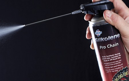Fuchs Silkolene quiere facilitarte el mantenimiento de tu moto con la nueva boquilla Smart Straw