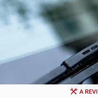 Los vemos todos los días y no nos fijamos en ellos, pero esos puntos negros en el parabrisas son esenciales para el coche 