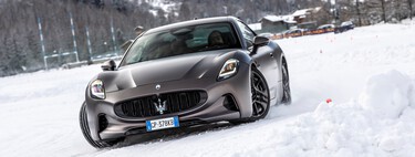 Probamos la gama de coches eléctricos de Maserati en los Alpes italianos: así brillaron los Grecale, GranTurismo y GranCabrio Folgore en hielo y nieve