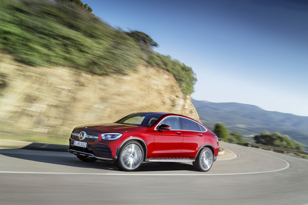 Mercedes-Benz GLC Coupé 2019: cambios pequeños por fuera, sistema mild hybrid y más tecnología por dentro