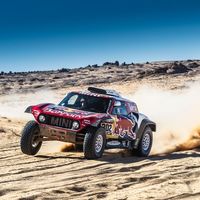 Carlos Sainz aguanta el ataque de Stéphane Peterhansel para aumentar su ventaja antes de que el Dakar descanse