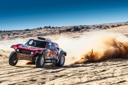 Carlos Sainz aguanta el ataque de Stéphane Peterhansel para aumentar su ventaja antes de que el Dakar descanse