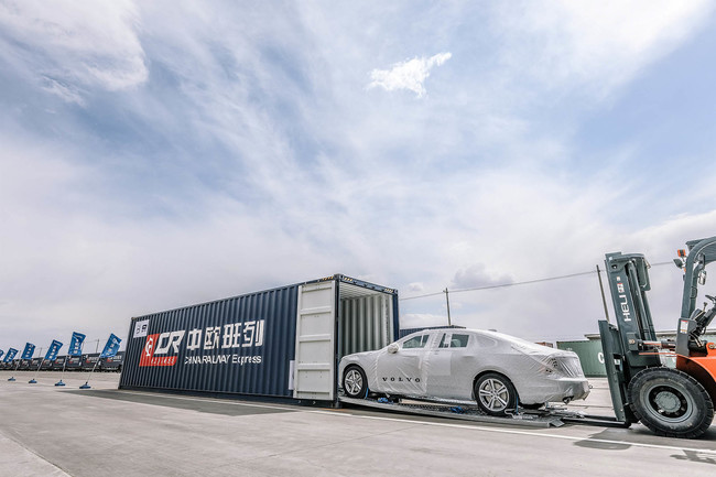 Volvo S90 china en tren
