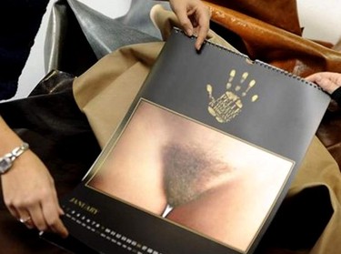 Oliviero Toscani vuelve a liarla con su calendario de pubis femeninos