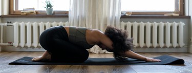 La postura de yoga ideal para fortalecer hombros, columna, brazos y pecho después de los 50 