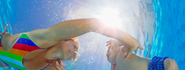 La historia se repite: prohíben a una madre amamantar junto a la piscina por riesgo de contaminación del agua