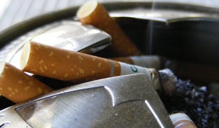 Limpiar pantallas expuestas al humo del tabaco