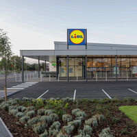 Lidl tiene la tumbona XXL con parasol ajustable que convertirá tu terraza o jardín en un hotel de lujo 