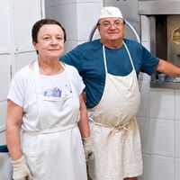 Enrique e Ignacia, dueños de una panadería de un pueblo de 300 habitantes en Alicante: "Decimos adiós después de 44 años"  