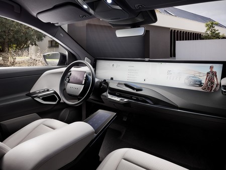 El SUV eléctrico chino Byton M-Byte llegará a Europa en 2021 y su enorme pantalla podrá hacer de todo