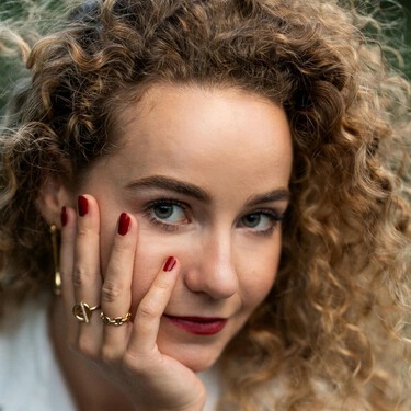 Esta primavera el pelo rizado corto triunfa y estos seis cortes modernos prometen rizos más definidos y sin apelmazar 