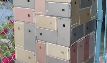 Un nuevo uso para los iPhone reciclados: decoración de muros
