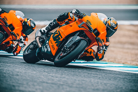 ¡Vaya bestia! La exclusiva KTM RC 8C es la nueva moto de circuito de KTM con 128 CV y tecnología de MotoGP