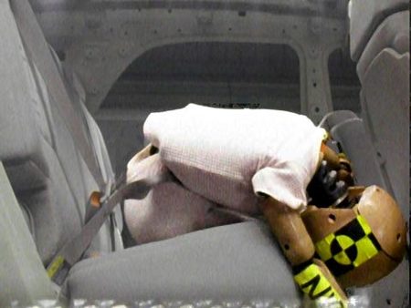 Dummy infantil sin un sistema de retención adecuado