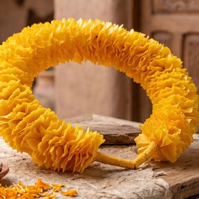 Cómo hacer una corona de cempasúchil con papel china: ideal para decorar tu casa o altar de Día de Muertos 