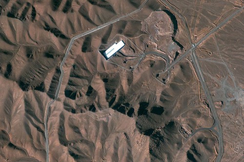 Montanha esconde instalação nuclear do Irã | Imagem: Maxar