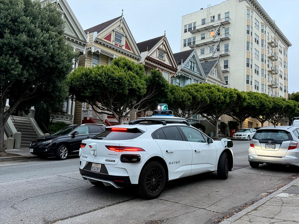 Los robotaxis no necesitaban conductor, pero Waymo ha terminado pagando a repartidores para cerrar puertas entreabiertas