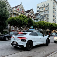 Los robotaxis no necesitaban conductor, pero Waymo ha terminado pagando a repartidores para cerrar puertas entreabiertas