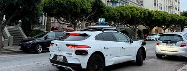 Los robotaxis no necesitaban conductor, pero Waymo ha terminado pagando a repartidores para cerrar puertas entreabiertas
