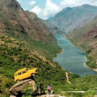 Un Renault 4 que vigila las carreteras desde lo alto de una roca se convirtió en el gran misterio de Colombia. Ahora sabemos la verdad