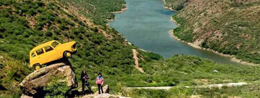 Un Renault 4 que vigila las carreteras desde lo alto de una roca se convirtió en el gran misterio de Colombia. Ahora sabemos la verdad