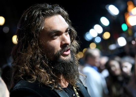 Jason Momoa falla al apostar por un total look en negro para la premiere de Aquaman en Hollywood