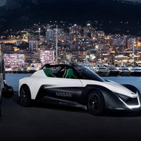 Margot Robbie se pasea a bordo del Nissan BladeGlider en Monte Carlo