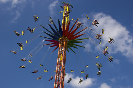 Dos iPhone sobreviven a dos caídas al vacío desde un parque de atracciones y un avión