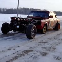 El ruso Vlad se ríe del Bugatti Chiron con un Lada de cuatro motores en línea y 16 cilindros 